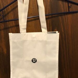 Lululemon shopper tote